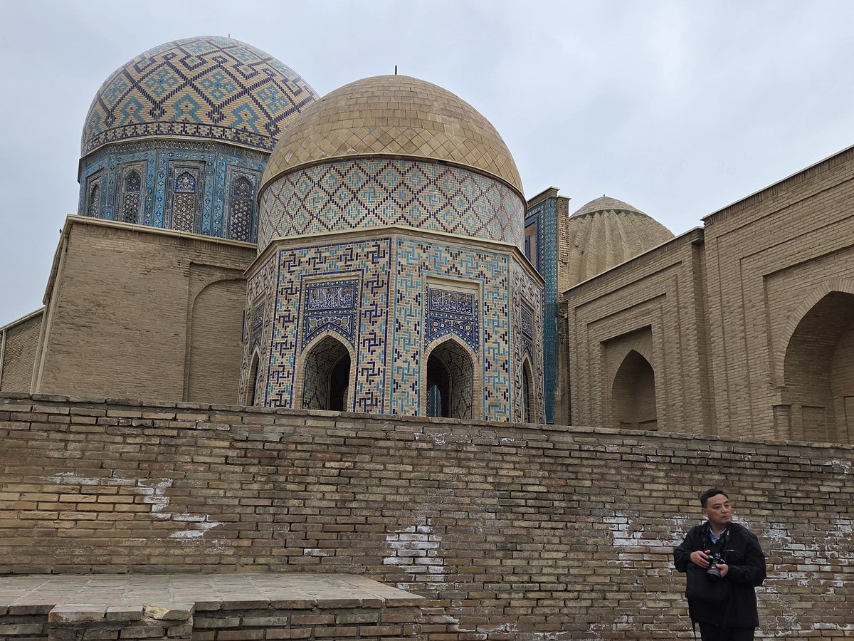skymanuelima's tweet photo. Samarcanda, no Uzbequistão, é uma das cidades mais antigas e fascinantes da Ásia Central, célebre como joia da Rota da Seda e coração do império de Tamerlão. É famosa pela arquitetura islâmica monumental em tons de azul
#Samarcanda #Uzbequistão #Rota_da_Seda #Marcanda #viagens https://t.co/mDlfeIabrq