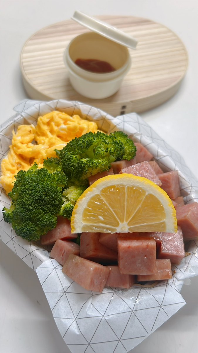 kiraramama0326's tweet image. 2026.4.19☀️☁️
𝐺𝑜𝑜𝑑 𝑚𝑜𝑟𝑛𝑖𝑛𝑔︎ ☕️🍃
毎年の如く気候が良くなって来たなぁ〜の客層だわ😓

𝗦𝘂𝗻𝗱𝗮𝘆次女弁当完成😋🍴🍱♬*
#SPAM ケチャップとレモン🍋付けました
いってらっしゃい♪

#お弁当 #お弁当記録 #お弁当作り楽しもう部 #お腹ペコリン部 #802いただきます #起きたら802