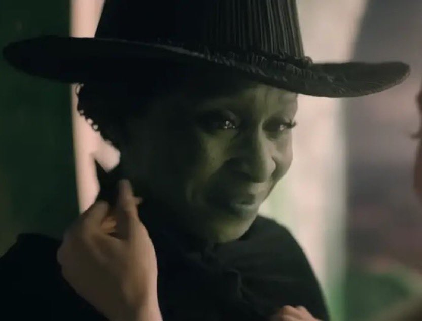 caroline 🩷💚 • 🍉 tweet media