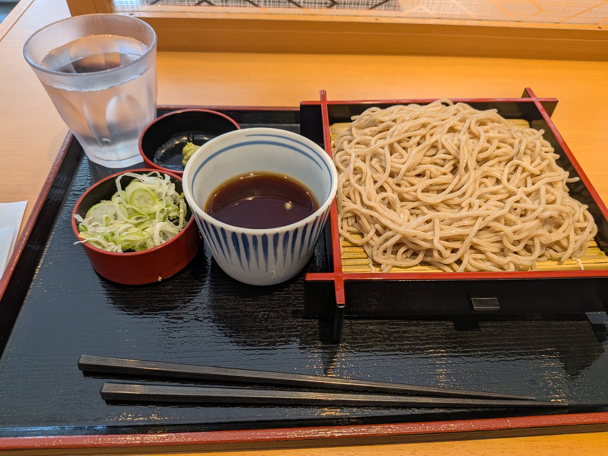 おはようございます☺️
大井町駅前に出来た大井町トラックスへ行ってきました🚶‍♀️
やはり飲食店は何処も行列でした😂ビルから線路が見えるのが楽しい👍️
暑かったので駅近の蕎麦屋さんで盛り頼みました。これが美味しかった😻大井町は下町的な雰囲気も好きです☺️