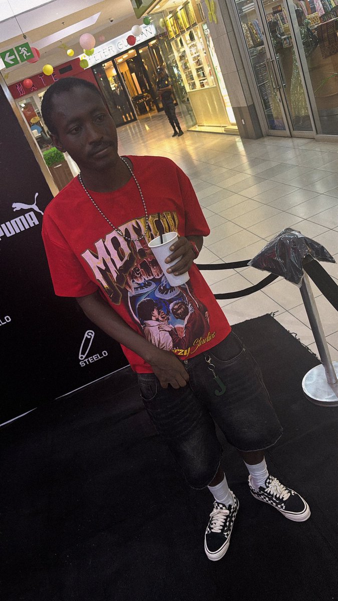 ElevenCash11's tweet photo. Outside for Steelo giveaway at the puma store 🏬 https://t.co/CwlZNeBFc7
