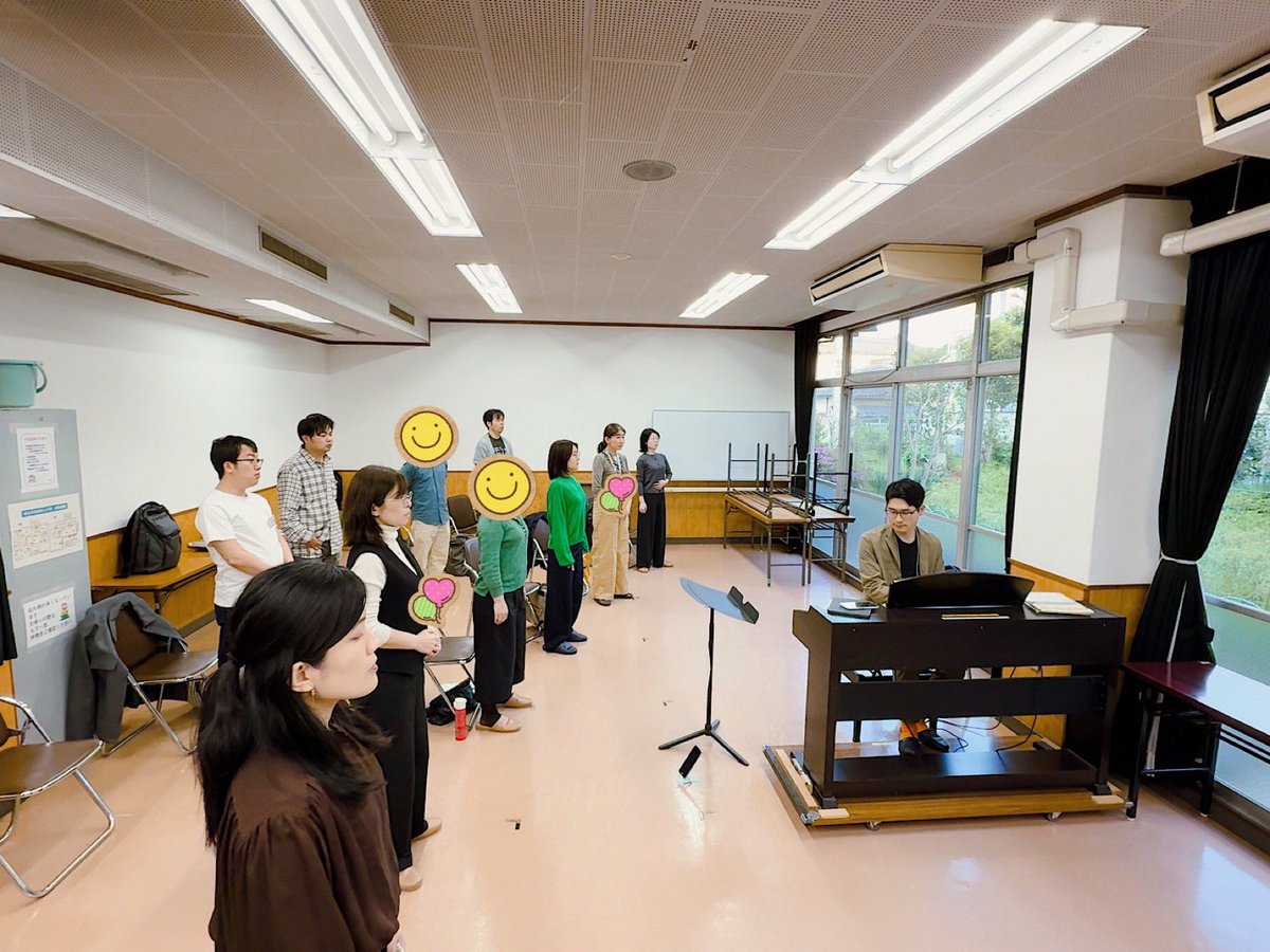 choir_lab's tweet photo. きのうは見学者2名をお迎えし、月に一度の土曜練習でした。
6月の合唱祭に向けて「こんな咲きかたもわるくない」「Csodafiú-szarvas（奇跡の鹿）」を練習中。
リズムや和音がきれいに重なるよう丁寧に合わせています。
見学はいつでも大歓迎です！
#合唱 #chorus https://t.co/PNjpeztd8E