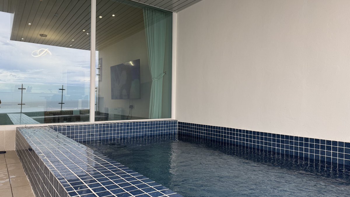 나도 전에 갔던 숙소 자랑 !!!
오션뷰에다가 꽤 넓은 풀 있고
방2개, 엄청 큰 주방, 개큰스마트티비 있었는데
나 혼자 잤고 7만원대로 묵음
ㅋㅋㅋㅋㅋㅋㅋㅋㅋㅋㅋㅋ