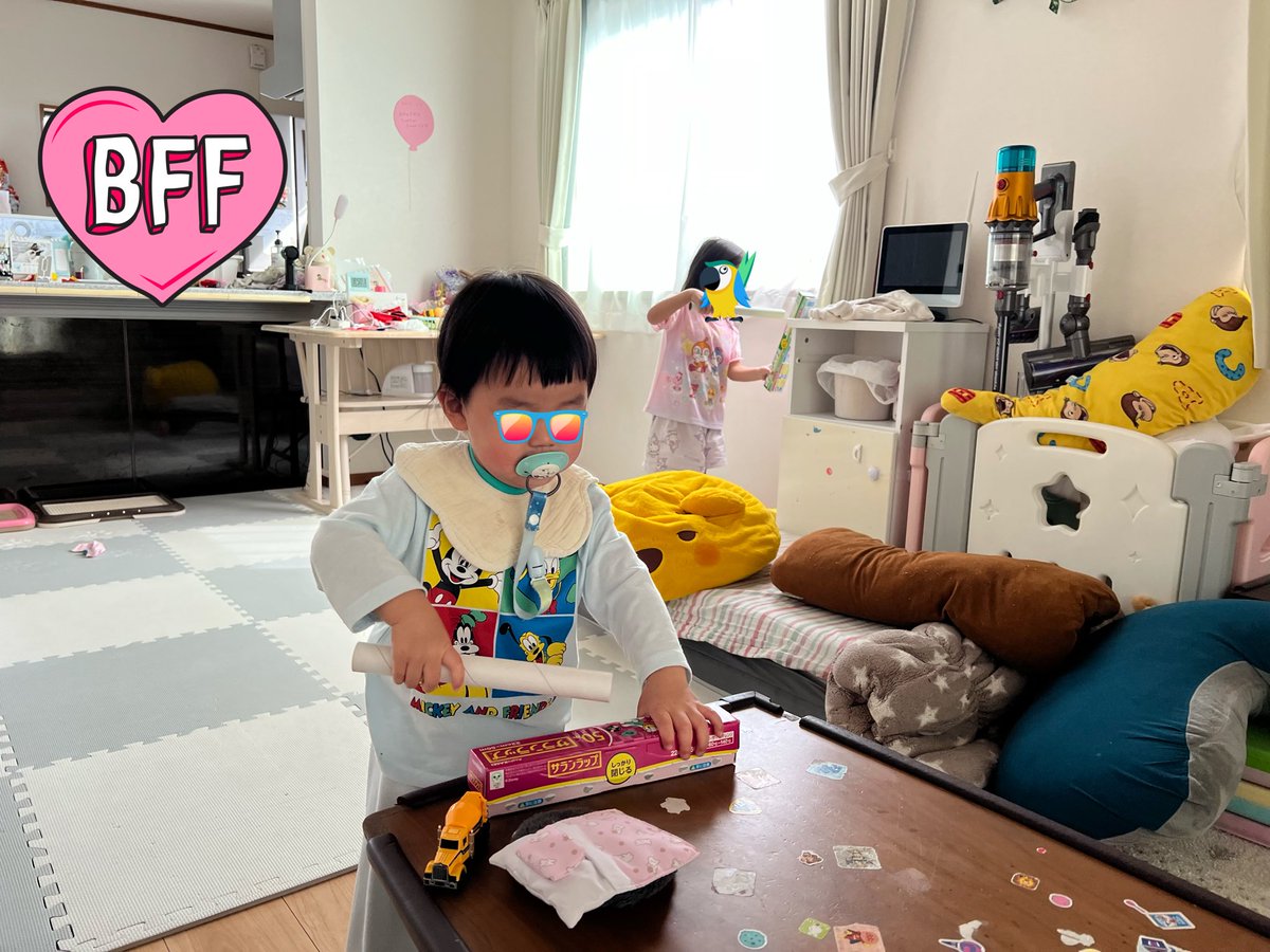 oSO8Ac5ump55945's tweet image. サランラップで遊ぶ子供達。もちろん使用済み✨ハマったみたいだ。私も小さい頃サランラップの芯で遊んでたなー、懐かしい✨
#娘
#息子
#子供