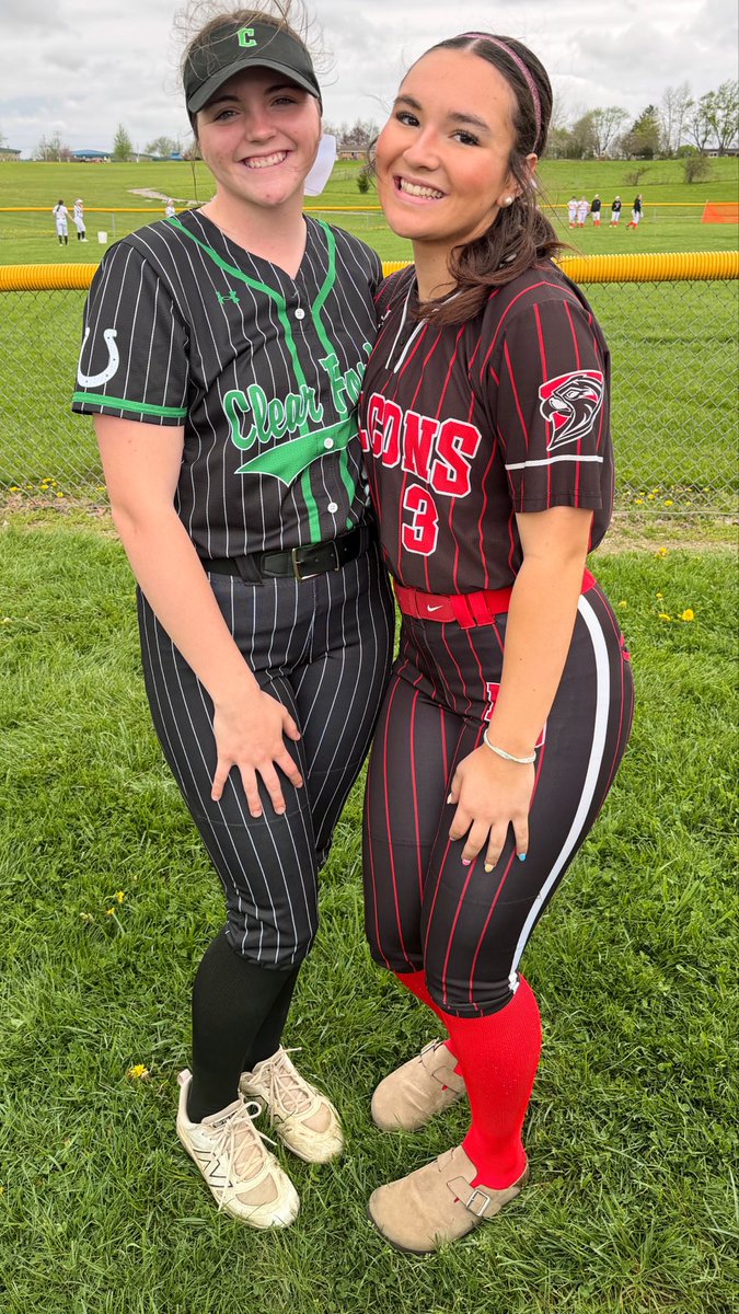 Presleylilly03's tweet photo. great to see travel ball friends! @Ella3Mae @ClearForkSports went 2-0 @MidOhioSpringCl &amp; on our way to win 3 when it was called for ☔️100% contact 2-2B 1-1B. Our bats were 🔥 helping my sister’s @StingraysOhio 10u team tomorrow @4_fastpitch friendly. 📸@JakeFurr11 @SBRRetweets https://t.co/Pnz5jak3gi