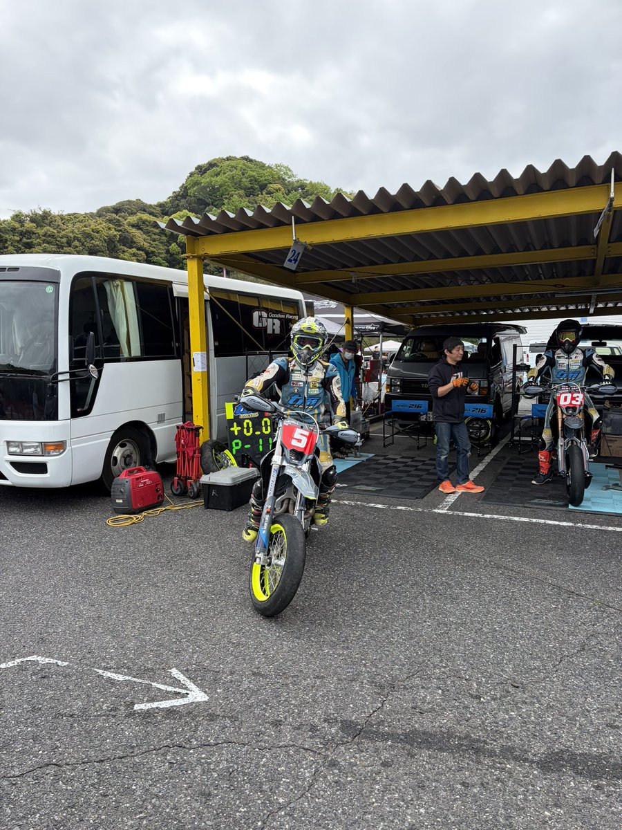 本日は全日本スーパーモト選手権第2戦@茂原ツインサーキット
もうすぐS1PROの予選🔥

新沼、梅田、福地、幸田、小島の応援をよろしくお願いします📣