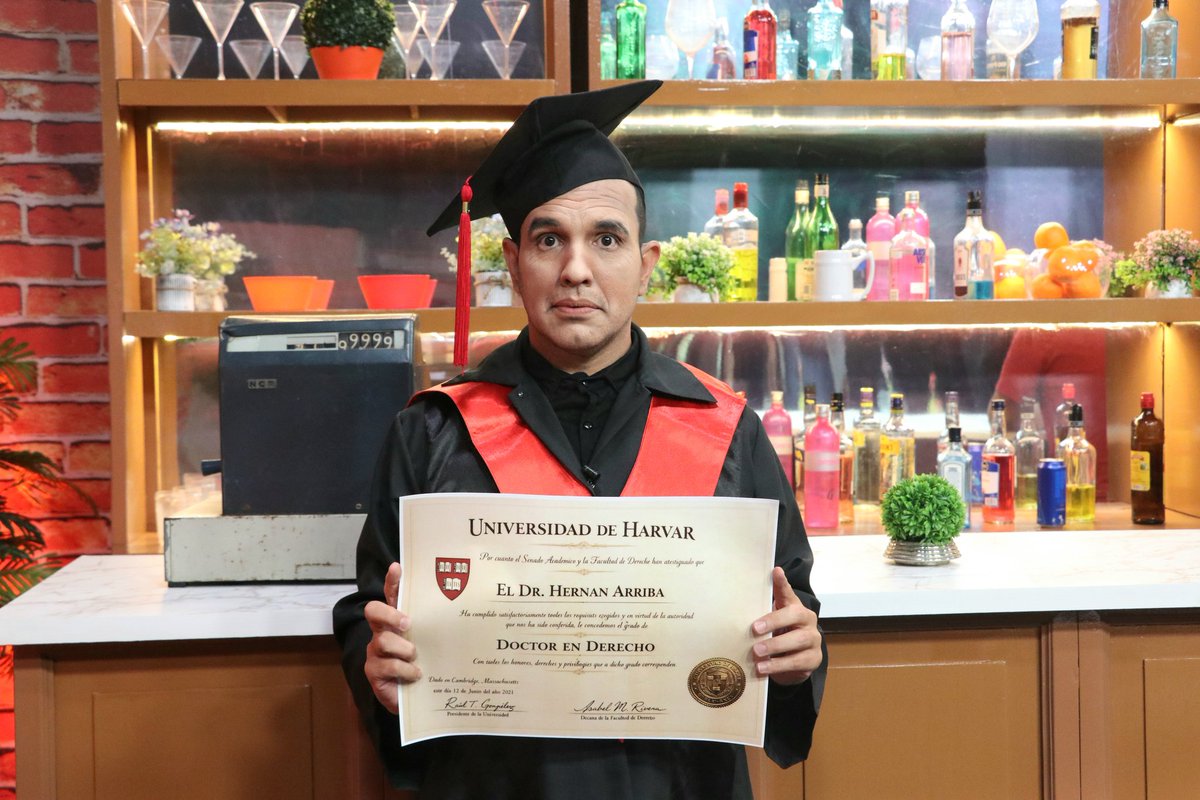 PolemicaPy's tweet image. 😂¡Queee! Llega el senador Hernán Arriba con su título y su compañero de facultad”🎓😄

#Polémicaenelbarpy por #lateledetodos ⚡️