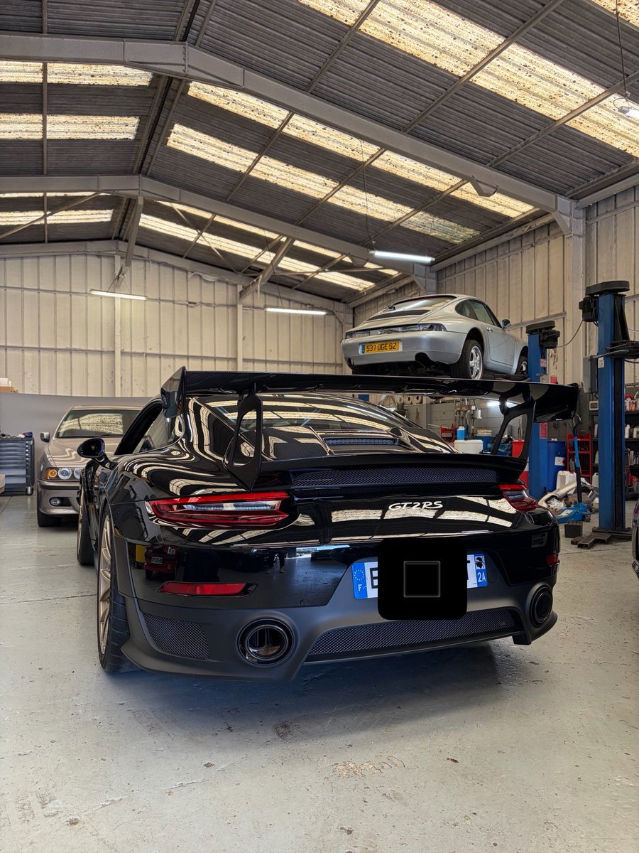 rrrrr0geri0's tweet image. On peut poser une 993 sur l’aileron d’une GT2RS.
#dingue #Porsche