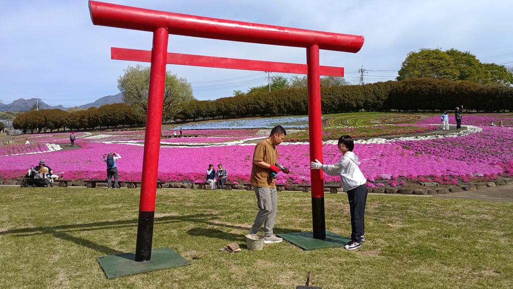 minowakitune's tweet photo. 今日4/19は、みさと芝桜公園で、出前行列を行います。11時と14時です。絶賛準備中です。
#みのわのきつね #きつねメイク #花嫁行列 https://t.co/63Y9dzYQaS