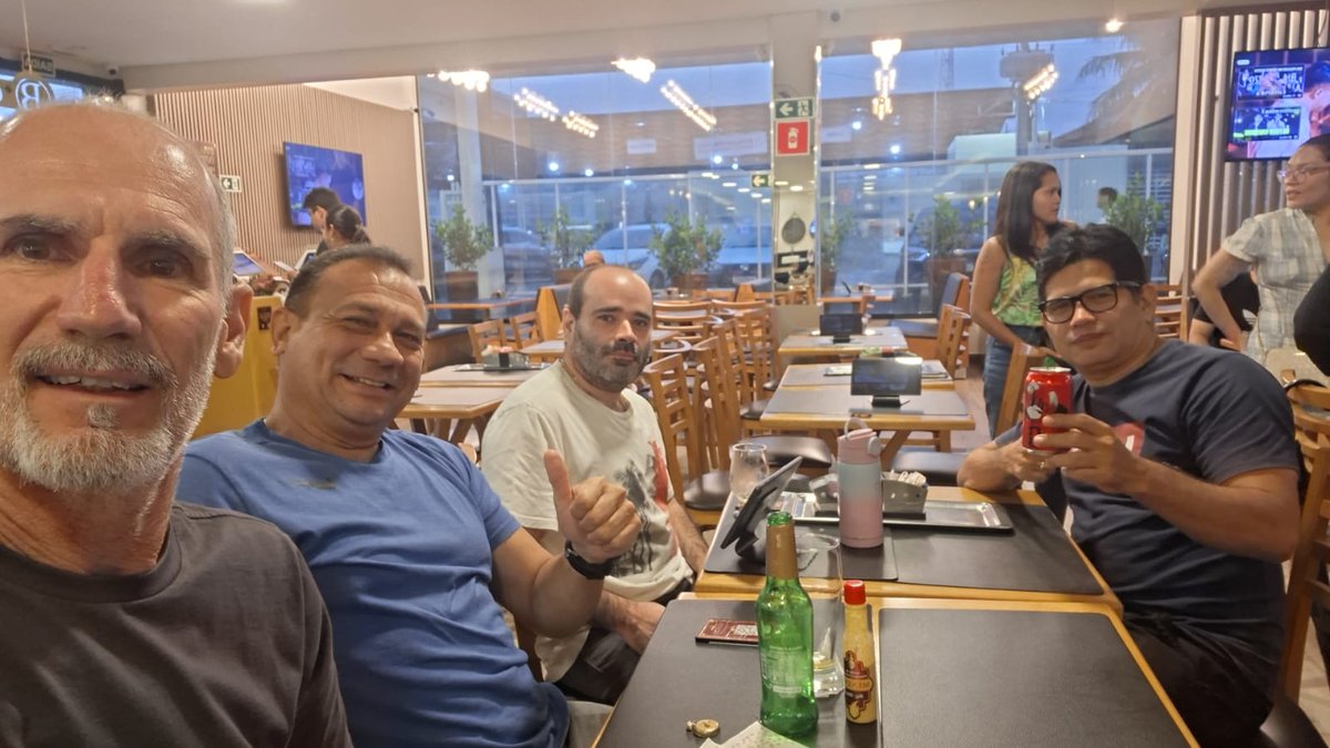 Nossas filhotas aproveitando o parque da Benoliel e nos atentos, tudo pai de menina e excelentes pais me espelho nessa turma.