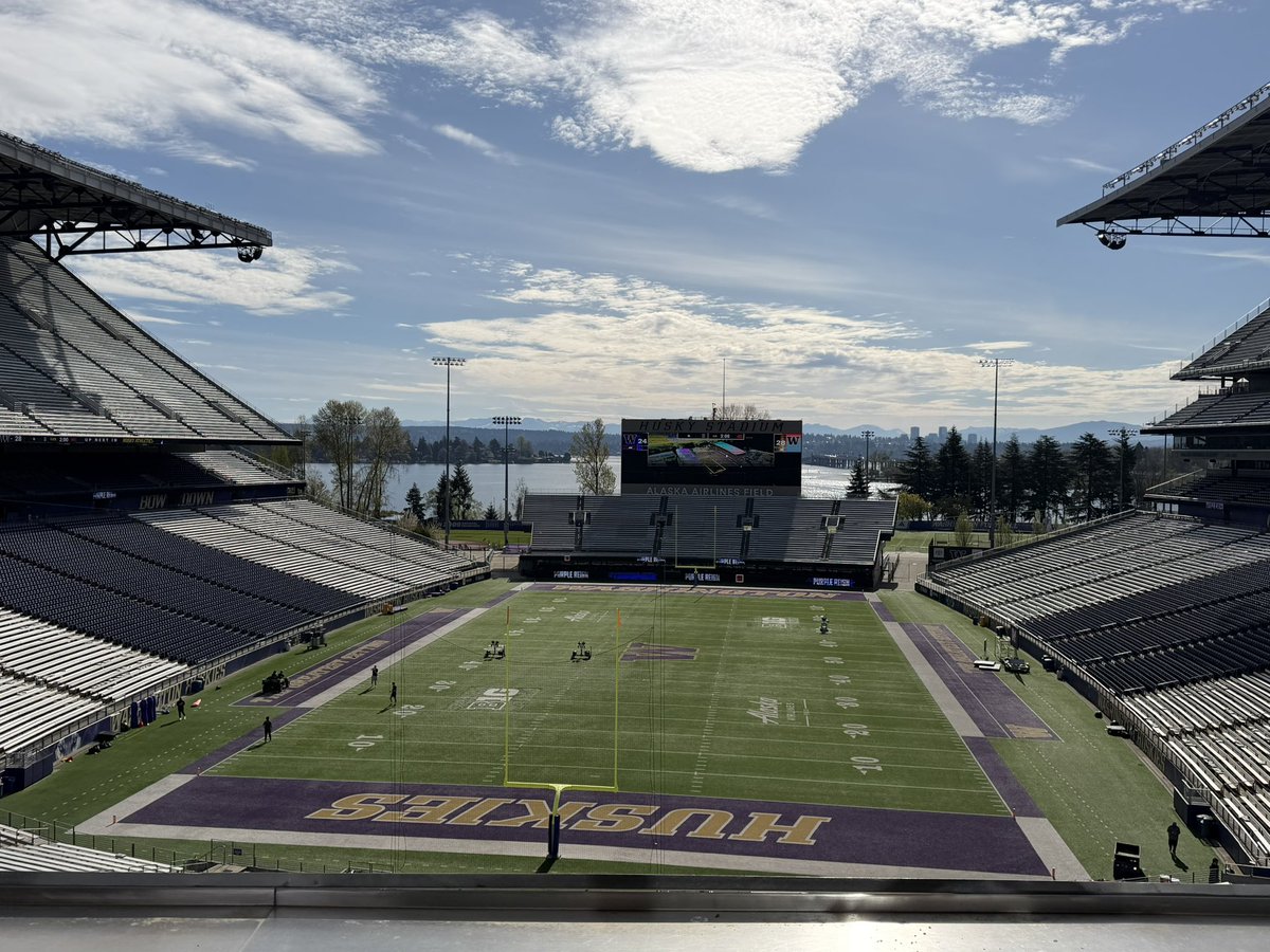 BrockEstes2028's tweet image. Thank @CoachCRAW  and @UW_Football for all the love today showing me around the amazing campus and facilities. And thank you  @CoachPaopao @RealMG96 @Coach_KC84  for all the love too, looking forward to seeing you guys this spring and summer and at a game next year!  #huskies