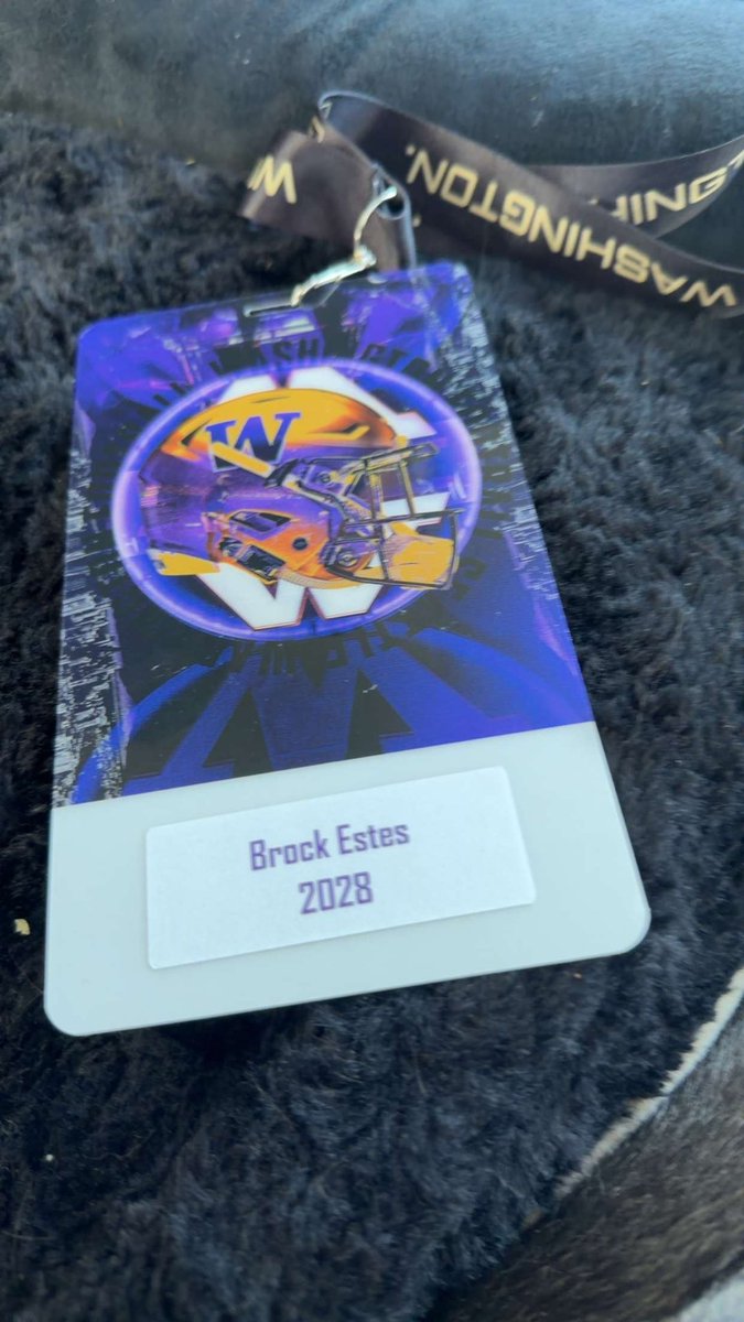 BrockEstes2028's tweet image. Thank @CoachCRAW  and @UW_Football for all the love today showing me around the amazing campus and facilities. And thank you  @CoachPaopao @RealMG96 @Coach_KC84  for all the love too, looking forward to seeing you guys this spring and summer and at a game next year!  #huskies