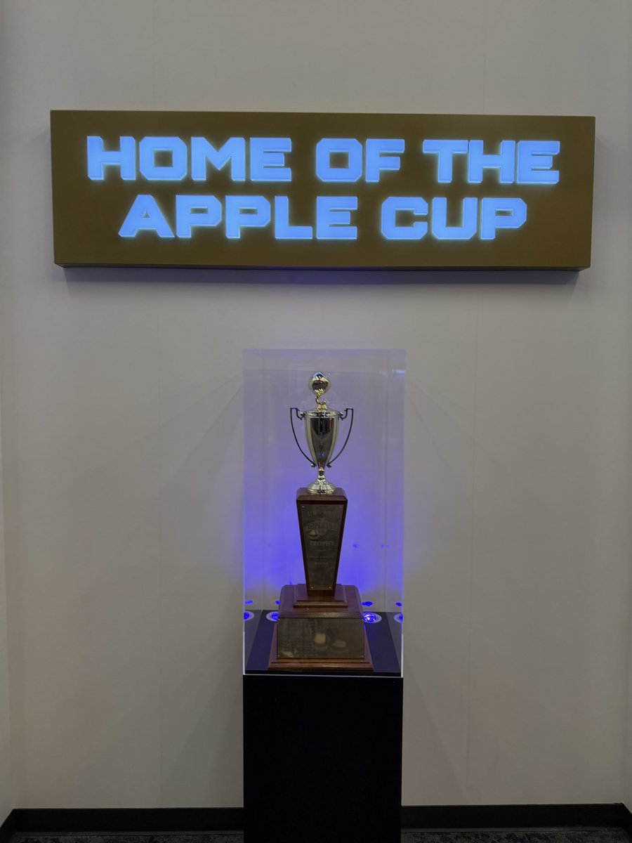 BrockEstes2028's tweet image. Thank @CoachCRAW  and @UW_Football for all the love today showing me around the amazing campus and facilities. And thank you  @CoachPaopao @RealMG96 @Coach_KC84  for all the love too, looking forward to seeing you guys this spring and summer and at a game next year!  #huskies