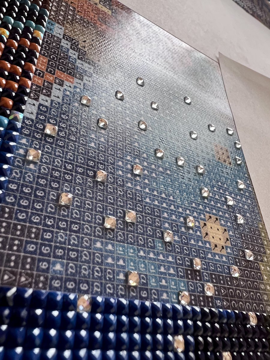 mijitarou's tweet image. 残り一段🔭🧙‍♂️🌌
やっとここまできた〜☺️

クロスstも四角い枠を導入して刺しやすくなりました🪡
埋まっていくのが楽しいけど刺し間違いが増えてきたから、やっぱり図案がプリントされてる方が簡単で良いなぁ🤔

#DiamondArtClub
#DAC
#ダイヤモンドアート