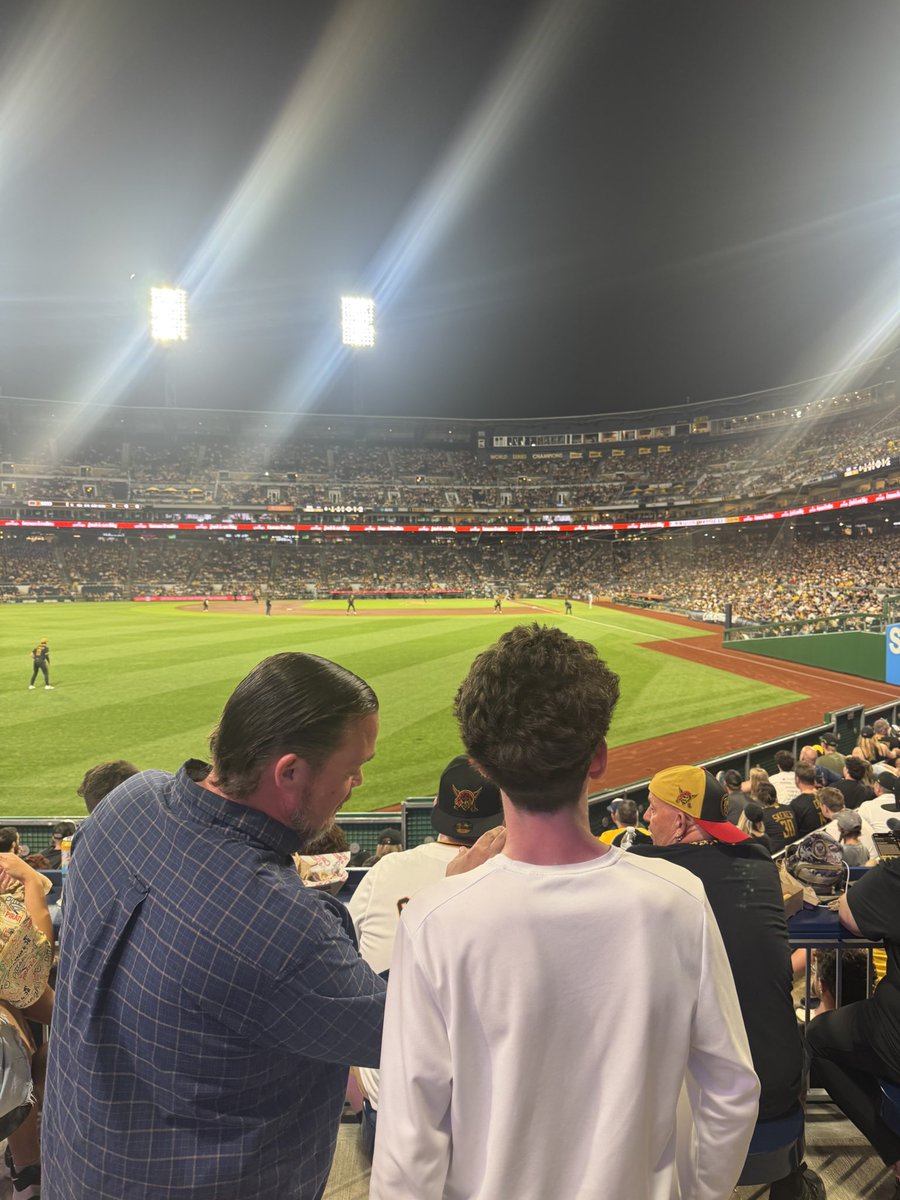 DixonStarz's tweet image. Sent my best friend’s kiddo off w/ a #KG6 jersey

Were in tahn from NoVa for 🏀 *Was my absolute honor to✨

*Told em: Is TRUTH at 19, age matters (not much @ all)

#LFGB 🏴‍☠️