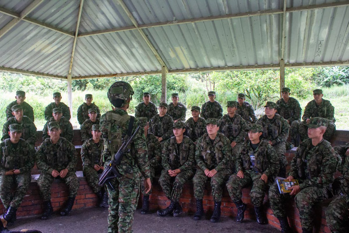 BoyacaLEinforma's tweet image. De #Sucre para el #Tolima: esta es la suboficial del @COL_EJERCITO que hoy inicia su carrera como comandante de escuadra

Prestar el servicio militar y enamorarse de esta institución la motivó a continuar en el Ejército Nacional como suboficial.