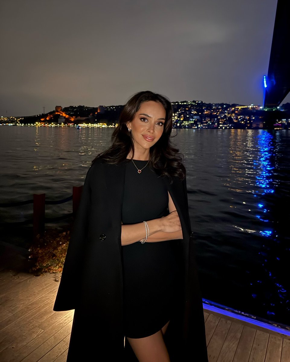 ElizabethDavan's tweet image. Dressed in black, shining in the night 🖤✨
#NightVibes
#OOTN