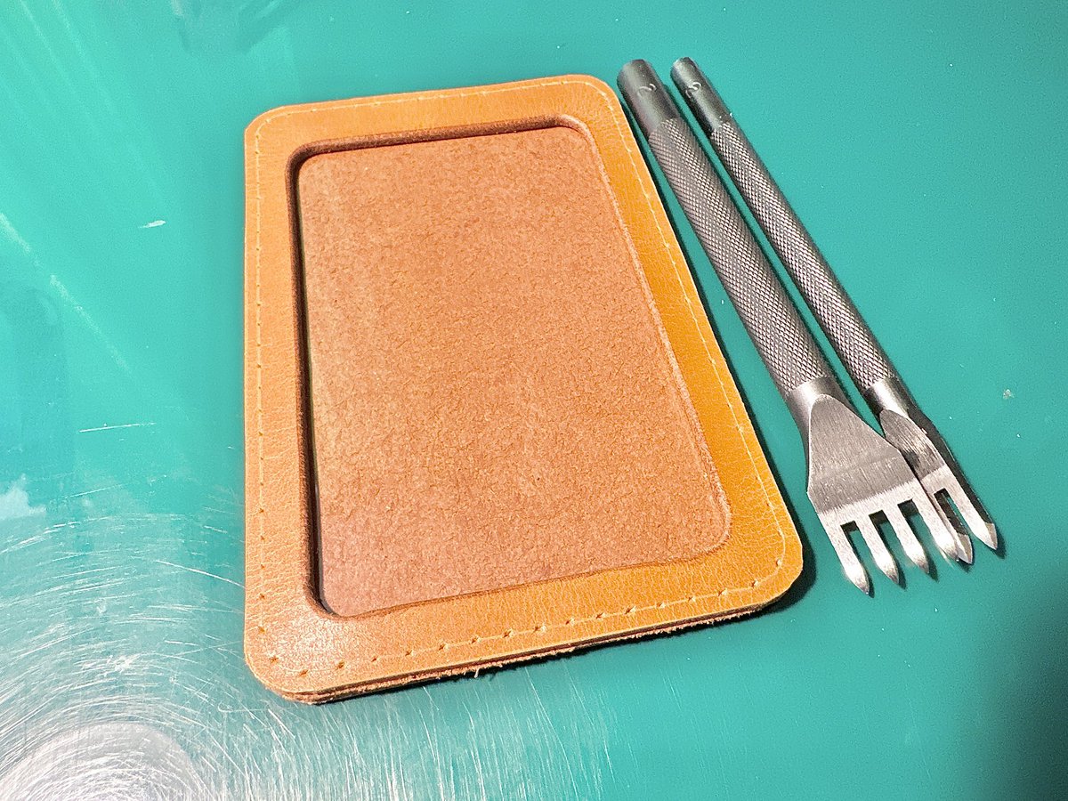 yutaro0310's tweet image. 皆さん、おはようございます😊
先日の身分証入れの製作工程の写真です👍🏻
縫穴を開ける場所を菱目打ちと言う道具を
使ってマーキングします🪡
この後、いよいよ穴開け本番です👍🏻
#レザークラフト #leathercraft #革