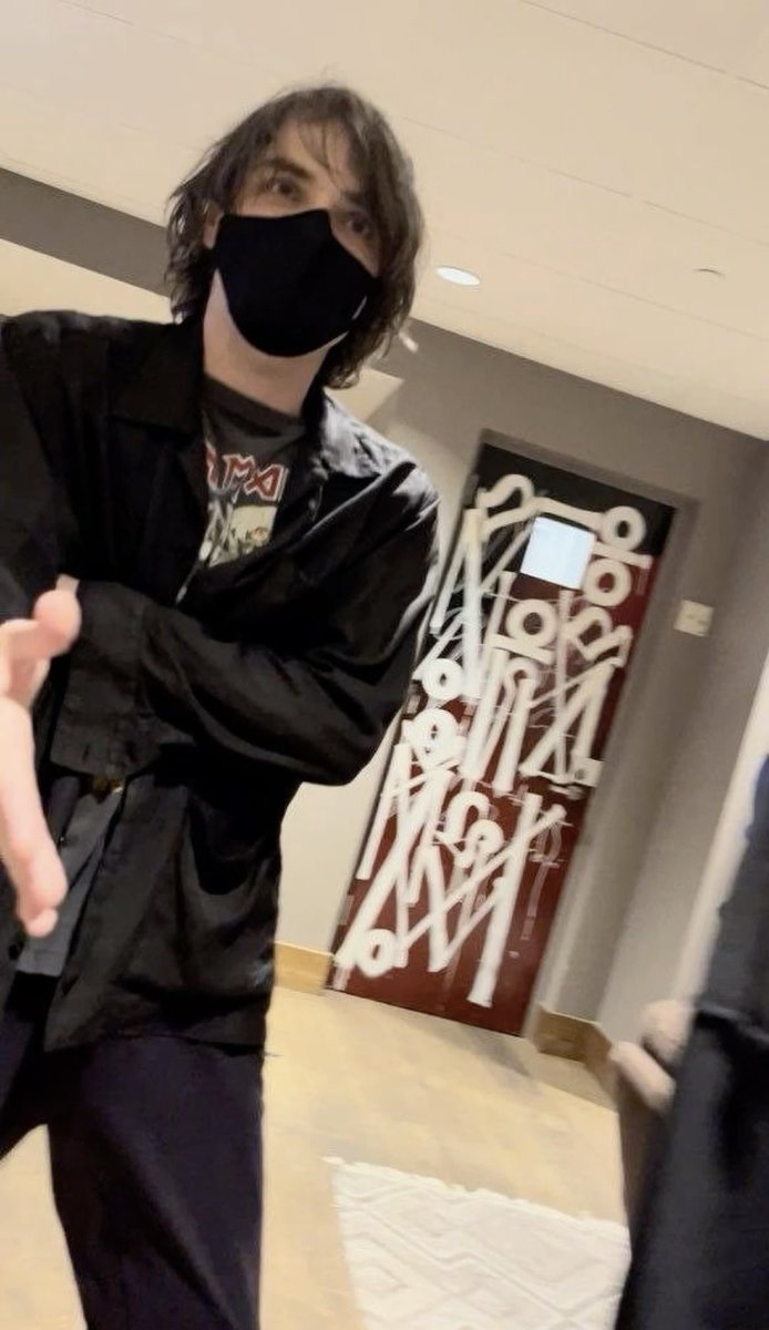 gerard way hourly tweet media