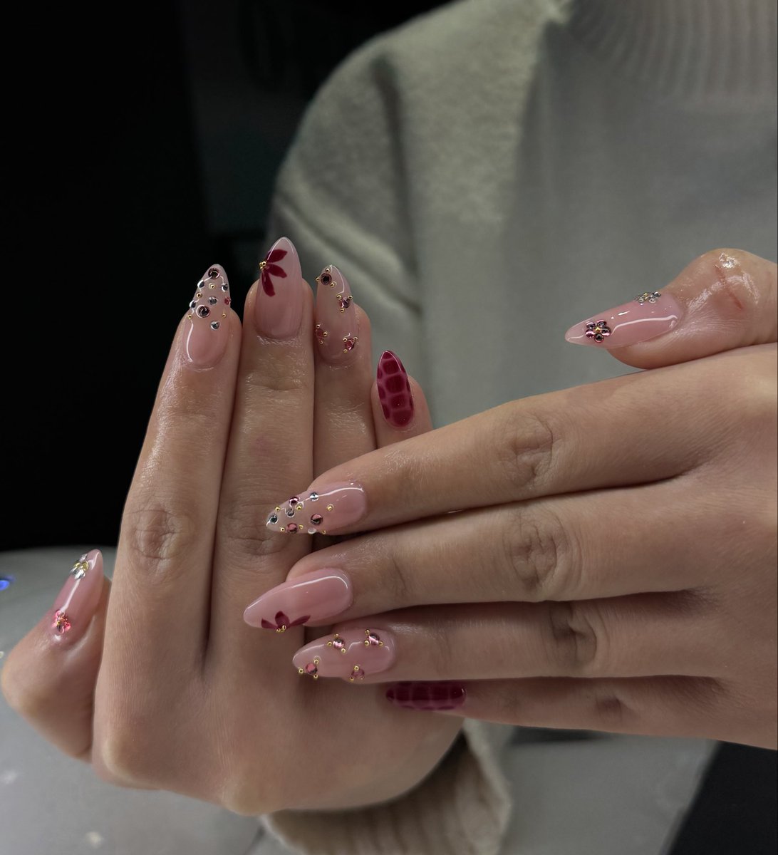 Nail_sbyesa's tweet image. Nails arts à seulement 35€ profitez les filles les beau jours arrivent ☀️ #lyon #ongle #nail #neuvillesursaone #onglepascherlyon #nailsarts #effetcroco #fleurieusursaone #prothesisteongulaire #nail_sbyesa
