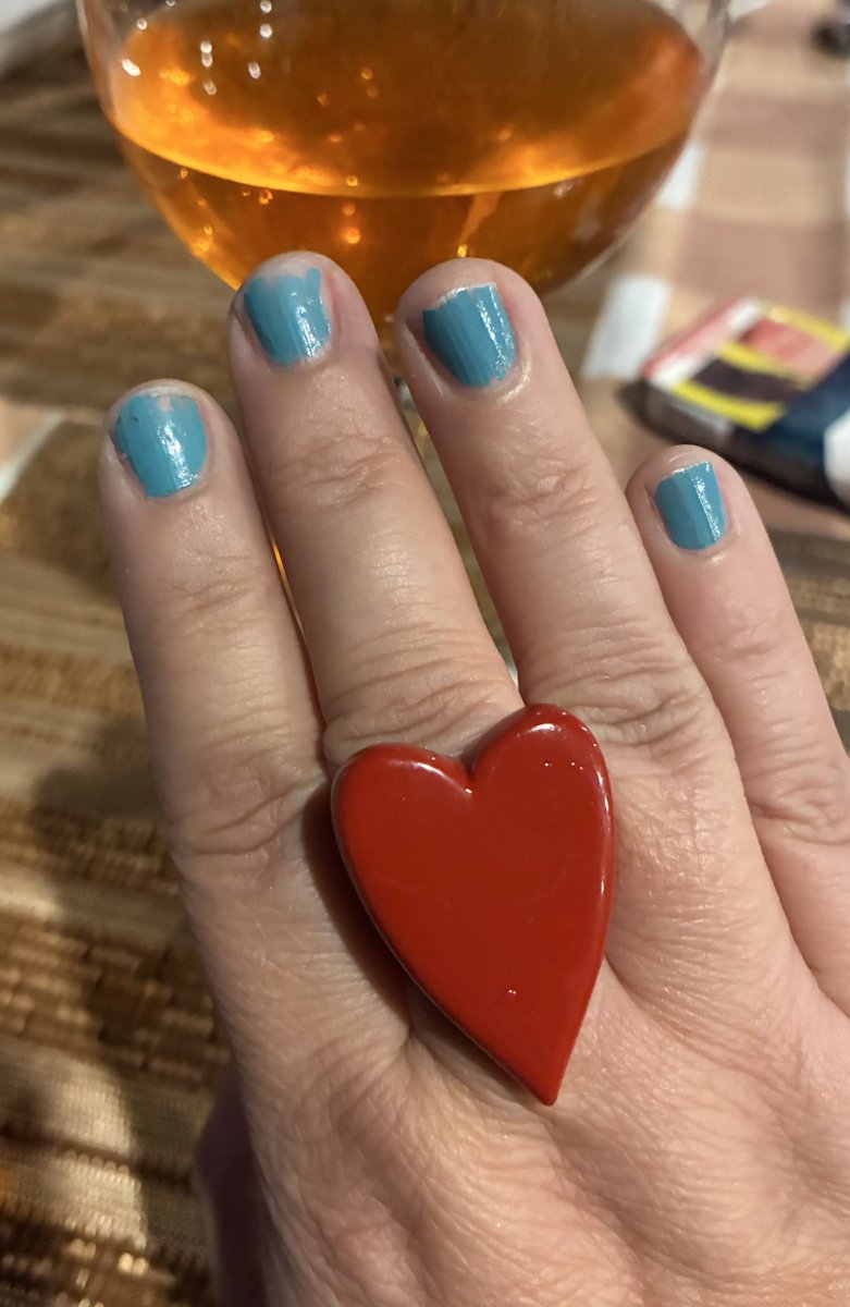 Me compré un anillo, es más grande que mi mano