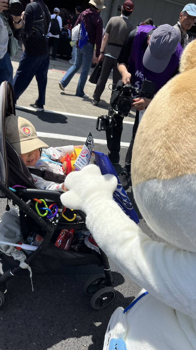 #S耐
ねこちゃんにも構ってももらって何かのデビューをするかもなおチビ😂
モンチッチは怖いって言ってたけどねこちゃんは大丈夫だったらしい🙄
#鈴鹿サーキット