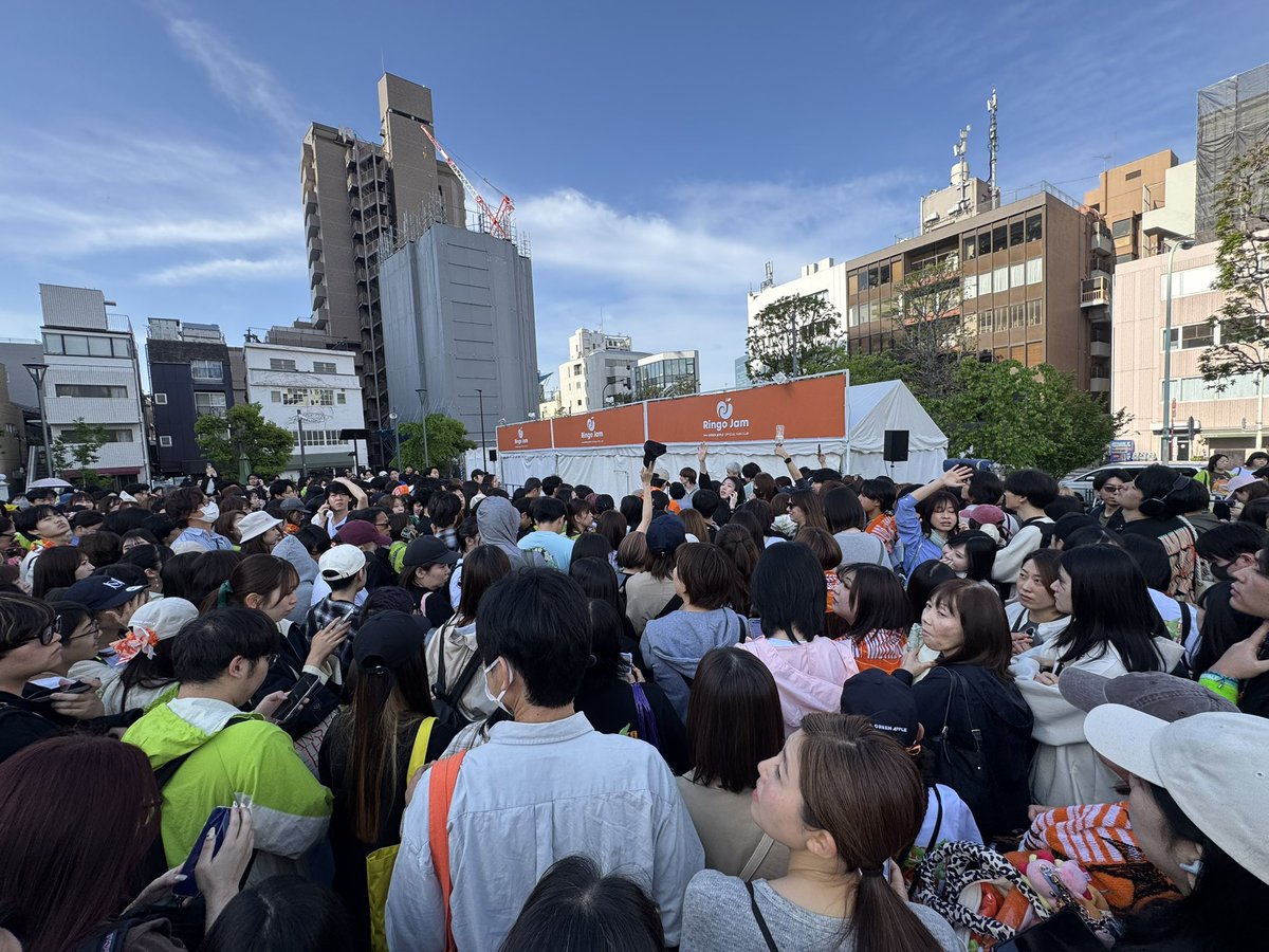 29ayameat's tweet photo. ①イミュータブルハントの列、8時前に到着してもう長い列ができてた
②階段から人が押し寄せてきて、列なくなる
③スタッフが現れて、案内される方へ移動
④整理券配布の文字が見えるも、9時頃には中止&amp;抽選になるとの案内 https://t.co/o4EYpIqxCp