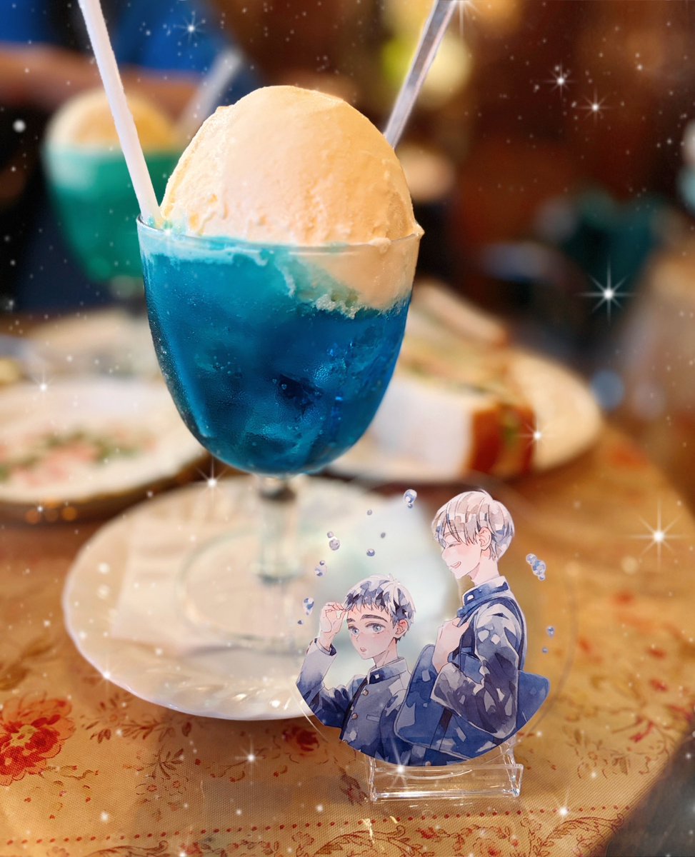 ラピスラズリのクリームソーダ💙
メニュー見て絶対これっ！って思って
合わせるのもこれっ！💙

はくおみの青い春の色𓂃 𓈒𓏸
大きさにびっくりしました(*º ﾛ º *)!!🐈‍⬛
 #きみ色に溺れたい
 #さがのひを 先生<a href="/ssshiwo/">さがのひを 俺可愛続編連載中</a>