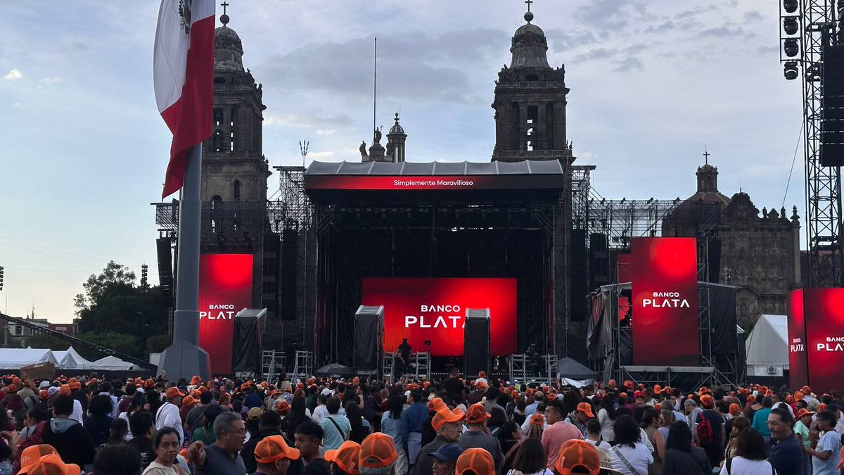 webcamsdemexico's tweet image. ¡Prepárate para una noche inolvidable! 🌟
Andrea Bocelli #EnVivo 🇮🇹🇲🇽

⏰ 19:00 hrs
📍 #Zócalo de #CDMX 
⭐ Con Ximena Sariñana y Los Ángeles Azules

Entra al link y disfruta esta mezcla única que no te puedes perder 🎼💙 👇🏽
youtube.com/watch?v=uV3wWH…