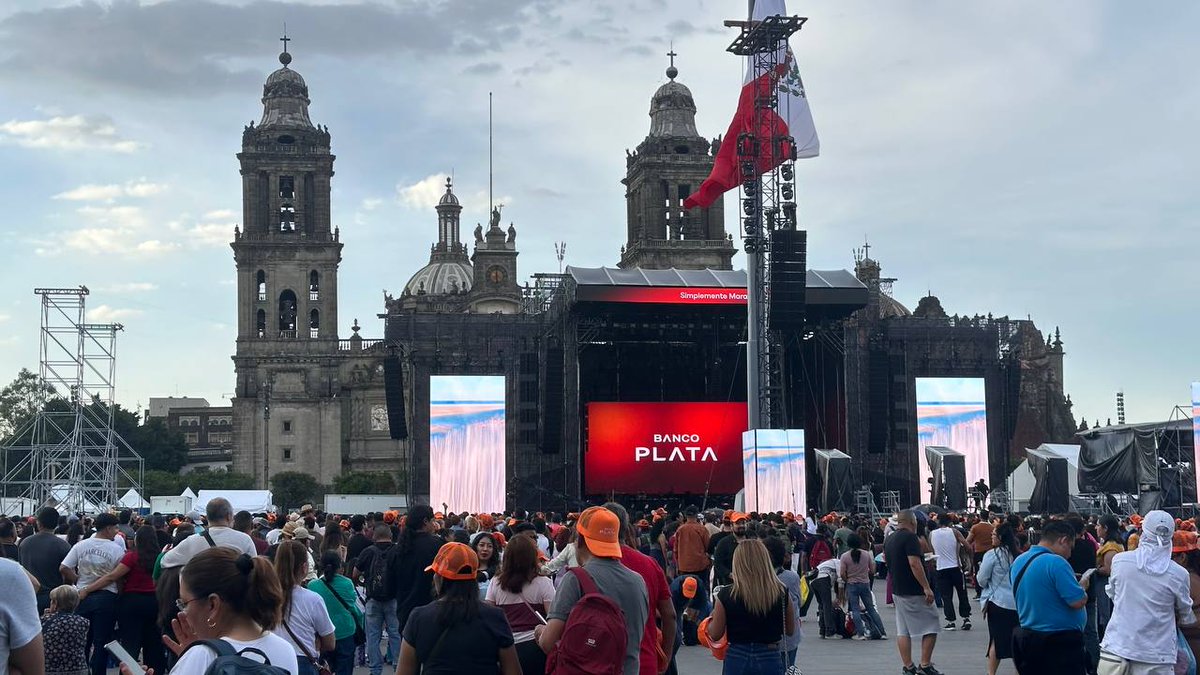 webcamsdemexico's tweet image. ¡Prepárate para una noche inolvidable! 🌟
Andrea Bocelli #EnVivo 🇮🇹🇲🇽

⏰ 19:00 hrs
📍 #Zócalo de #CDMX 
⭐ Con Ximena Sariñana y Los Ángeles Azules

Entra al link y disfruta esta mezcla única que no te puedes perder 🎼💙 👇🏽
youtube.com/watch?v=uV3wWH…