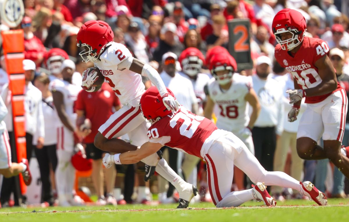 BPrzybylo's tweet image. “Some of the things he did today were awesome, and he's just gonna keep on getting better w/ it. But he's an unbelievable athlete, very fluid athlete. Hardworking, diligent kid." - Arbuckle

#OU freshman WR Jahsiear Rogers wants to be a playmaker... now.

on3.com/teams/oklahoma…