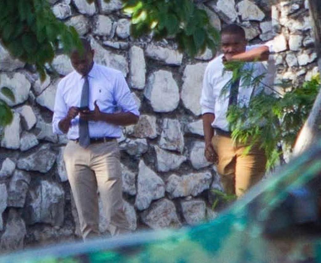 MackensonO35867's tweet image. Se #konsa Joseph #Vincent ak James Solages Te Abiye  pou yo ale Fè Operasyon #CIA kay Prezidan #Jovenel 7 Jiyè a.Selon Kolonel Mike Solages te pase #Kolombyen yo lod “Antre Kay Prezidan Touye Tout Moun yo jwen”. #Antouka