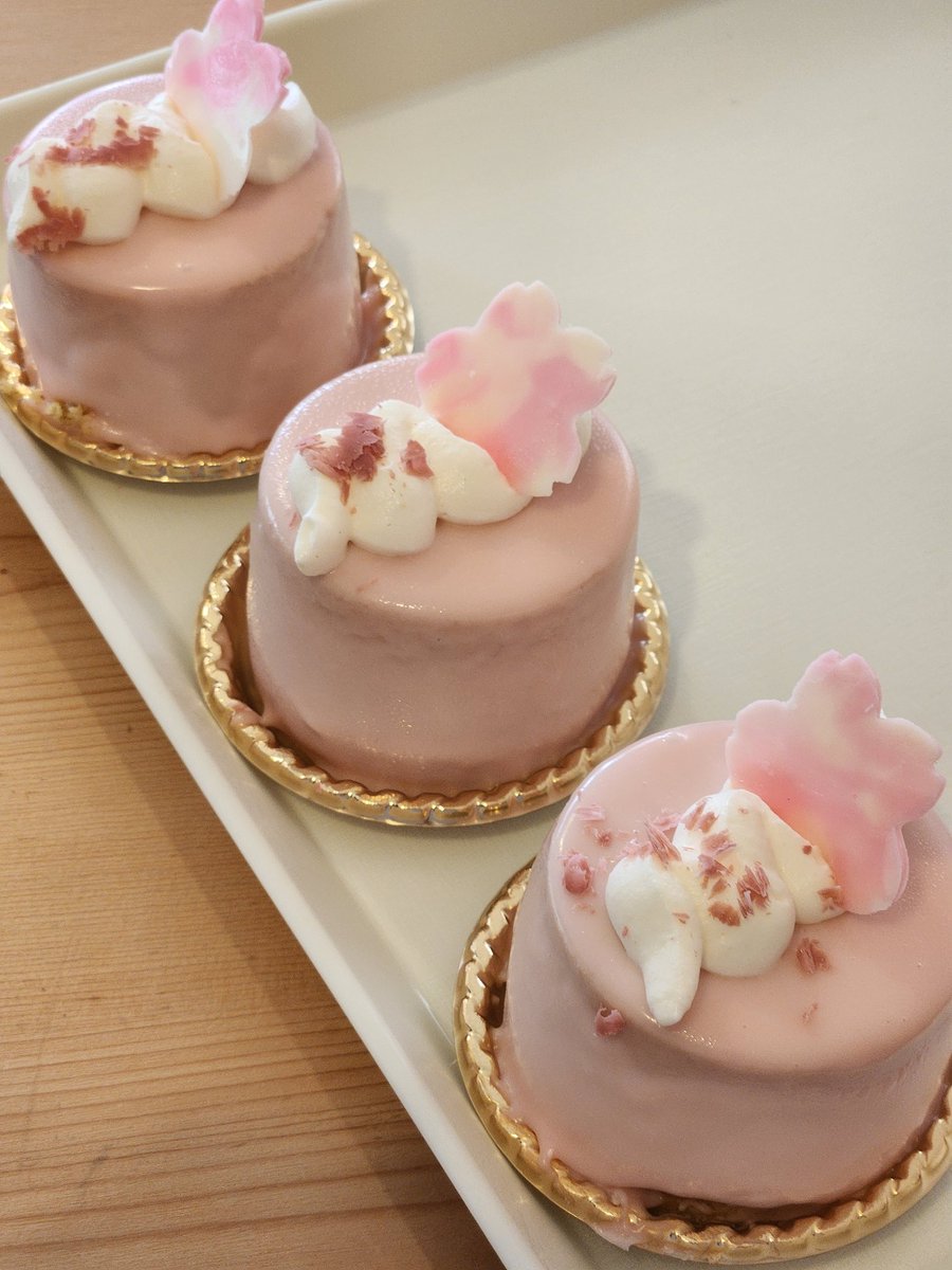 本日は店舗販売日です😆💕
桜イチゴケーキ🌸🍓、あと3個です‼️
今季最後です。
カラフルマカロン🌈、桜マカロンの在庫が少ないです‼️
その他の焼菓子は、在庫あります。
ぜひ、お越しください。
#スイーツアツミ
#お菓子 
#お菓子作り好きな人と繋がりたい 
#マカロン 
#桜スイーツ