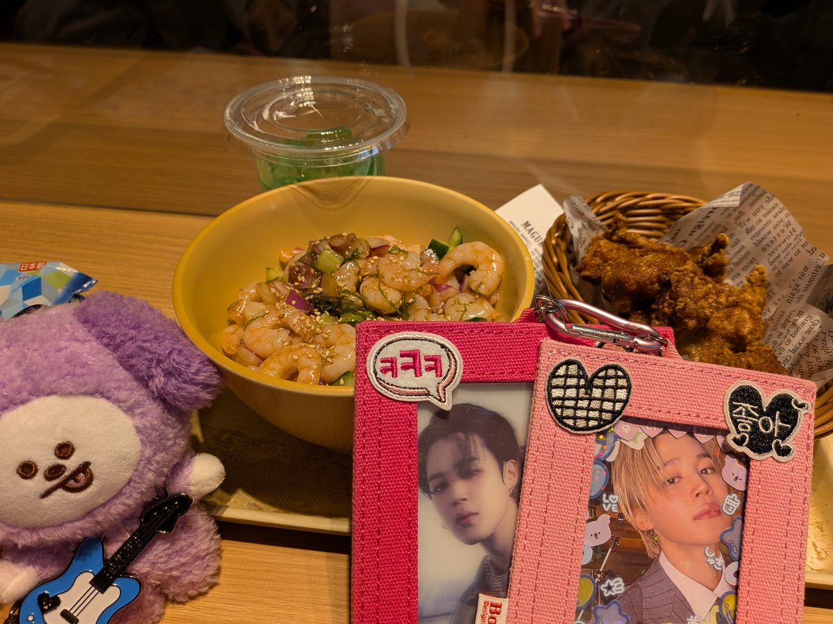 GliZgu's tweet photo. 推し活記録🩷
1日目
姫路から新幹線で東京到着
まずは午前中に予約していたBTSの缶イベントに行ってオプション付けまくりで購入💸でステッカーとアメちゃん増し増しで😂
お腹ペッコペコなので同じショッピングビルにて人生初めてのポキを食べました❗
おいしーーーーー( TДT)✨ https://t.co/32J8goZXxF
