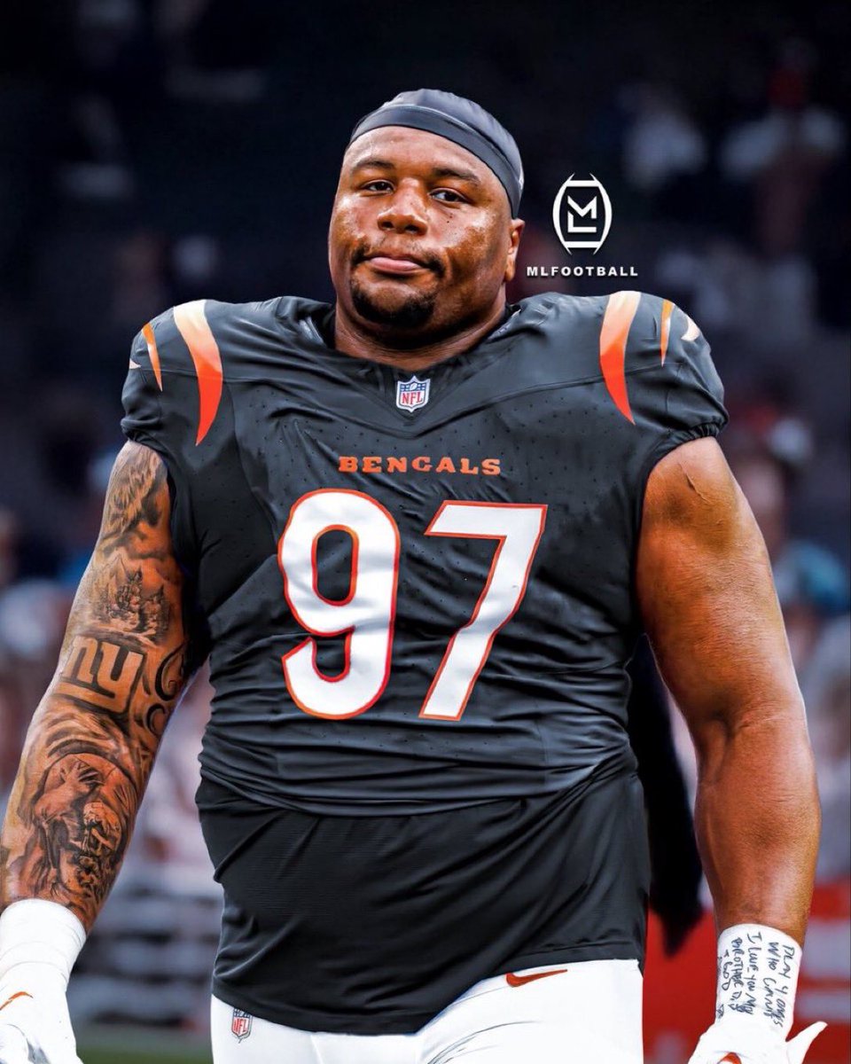 MLFootball's tweet image. EXCLUSIVE FIRST LOOK:

THE CINCINNATI #BENGALS JUST TRADED FOR #GIANTS DT DEXTER LAWRENCE.

Dexter is a 2× All-Pro and 3× Pro Bowler. One of the best interior DL in the league.

Lawrence is 28 years old. 6-foot-4 and 340 pounds.

The man to turn around the Cincinnati defense.

👀