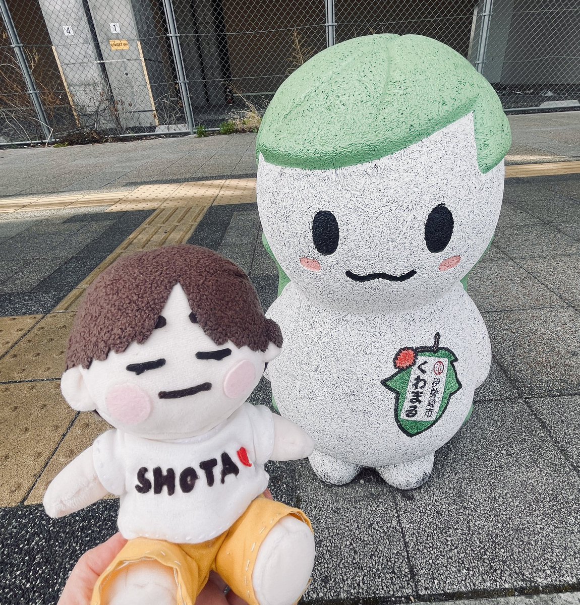 lC4NtMQZnLRDNle's tweet photo. 昨日、推しが増えました😊💚
伊勢崎駅前は、かわいいが渋滞してます🤭💚
#わたいさん人形
#しょうたーず
#IROCKS
#くわまる
#伊勢崎駅
#ゆるキャラ https://t.co/3hLiACpHa8