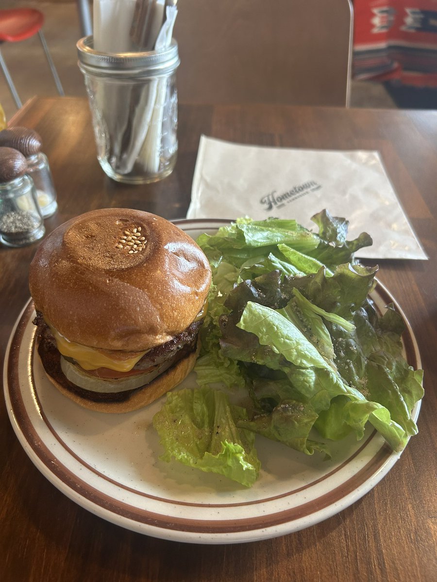 ogtknt's tweet photo. 今朝はクラッシックチーズバーガー🍔
パティの厚みもしっかりとしてて肉汁も旨い、程よくパンズに染みてよき😃 https://t.co/TADYtAmcxV
