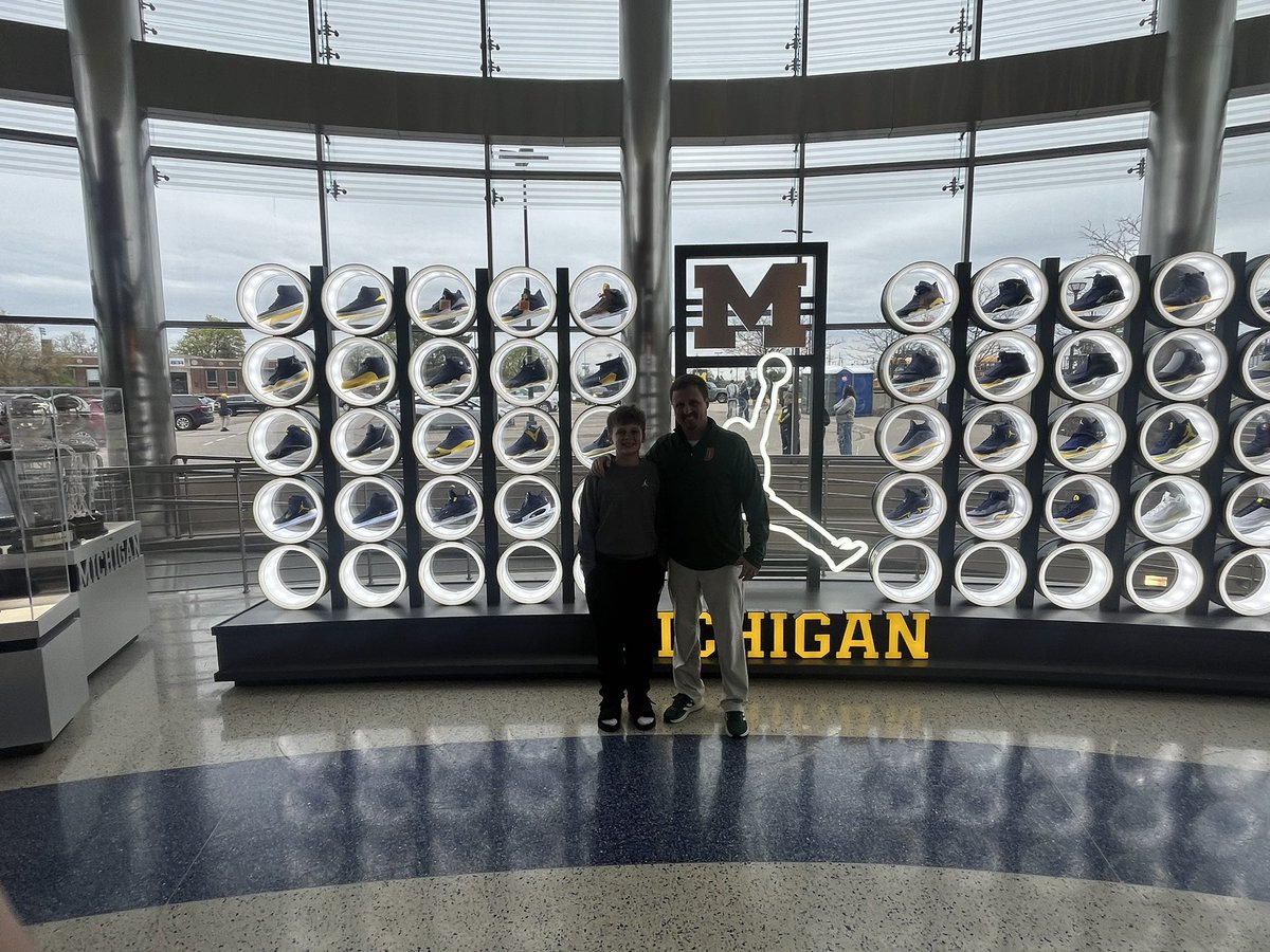 Coach_Croft12's tweet photo. Great opportunity to check out the facilities of the 2026 National Champs! 2-1 in the first two days of our 2nd Jr 3SSB weekend in Detroit! #IndianaElite https://t.co/ulvk19xE4W
