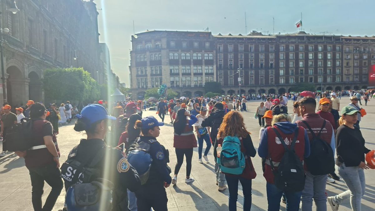 craviotocesar's tweet photo. El equipo de la @SPAOVP_CDMX ya está en el #Zócalo para supervisar y mantener los accesos despejados. ✅

Todo listo para disfrutar esta noche de #Romanza con el gran #AndreaBocelli hoy a las 19 hrs. ✨

¡Aún estás a tiempo de llegar! 🎶 https://t.co/vK73Q0q80a
