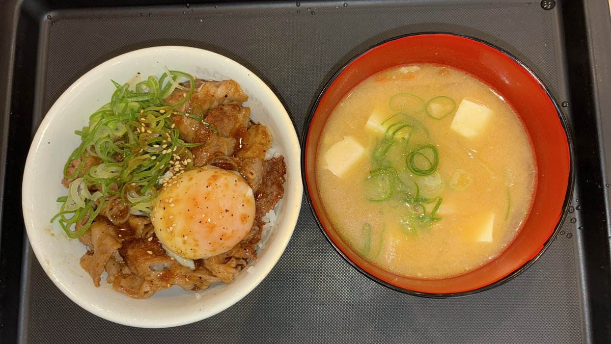 そして今日も
京王線　仙川駅近くの
スーパーでバイト

その前に
松屋　仙川店　へ

新焼き牛めし
並盛
新豚汁セット
を頂きました
#松屋
#新焼き牛めし
#新豚汁セット