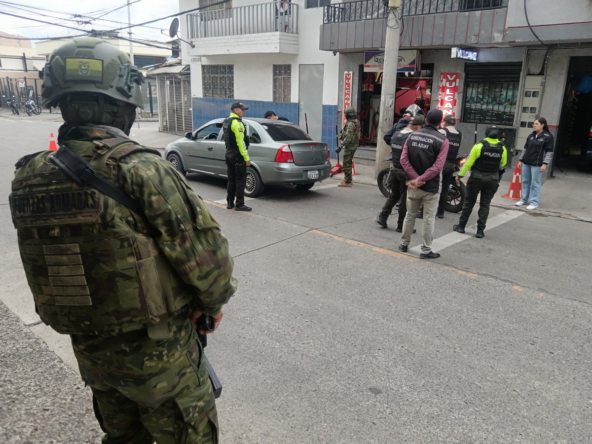 goberazuay's tweet photo. 🚔 Reforzamos la seguridad en el Terminal Terrestre.

🪖 Operativos permanentes para control de armas, municiones y explosivos. Trabajamos para garantizar tranquilidad a viajeros y ciudadanos. Revisión de documentos, registro de personas, vehículos y verificación de antecedentes. https://t.co/SxQulZq5oq