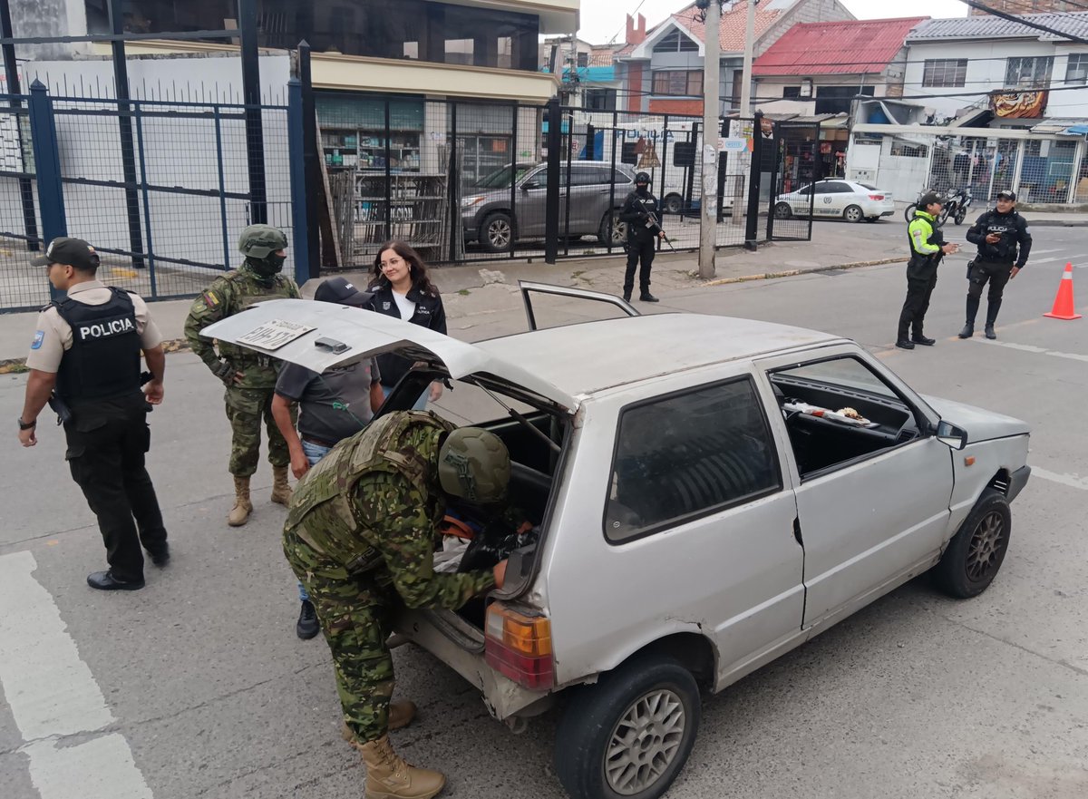 goberazuay's tweet photo. 🚔 Reforzamos la seguridad en el Terminal Terrestre.

🪖 Operativos permanentes para control de armas, municiones y explosivos. Trabajamos para garantizar tranquilidad a viajeros y ciudadanos. Revisión de documentos, registro de personas, vehículos y verificación de antecedentes. https://t.co/SxQulZq5oq