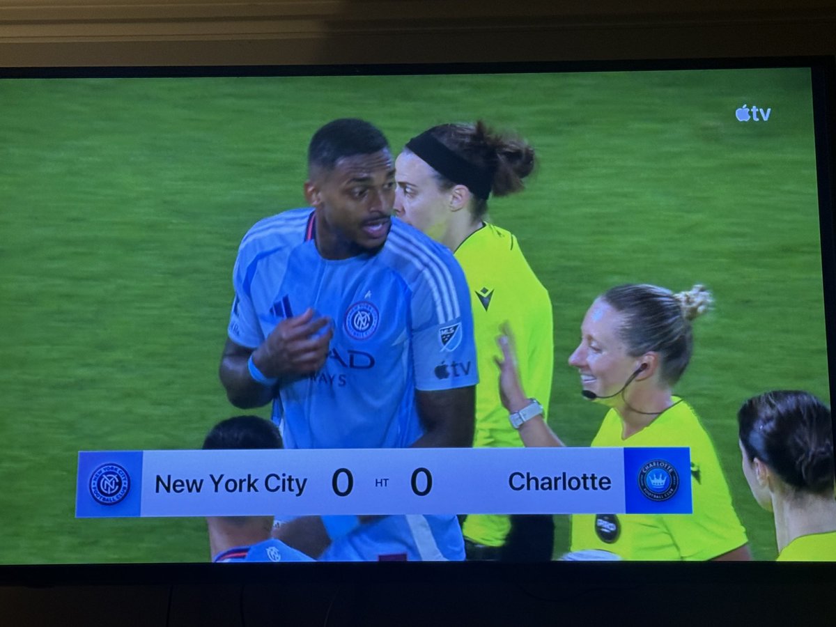 Termina el primer tiempo en New York.
<a href="/CharlotteFC/">Charlotte FC</a> y <a href="/newyorkcityfc/">New York City FC</a> 
#MLS
