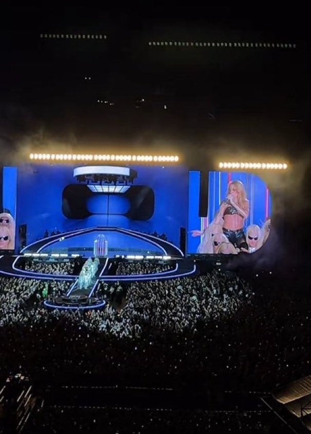 TINIData's tweet image. Comenzó el show de TINI en Rosario #FUTTTURA