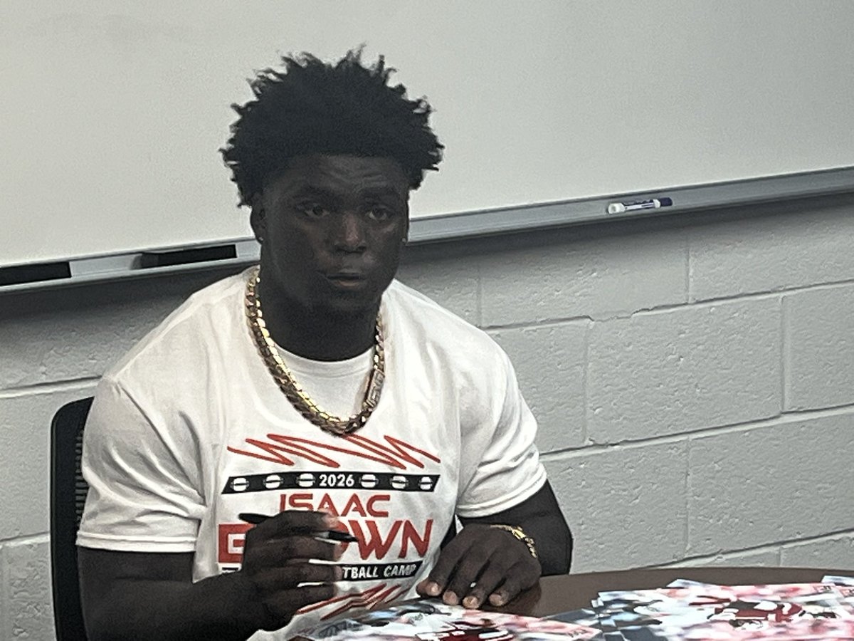 MaleBulldogs's tweet image. 🟪🟨SAT, 4/18/26

🎶Choir sings National Anthem to kick off Thunder.  

🏃🏽‍♀️🏃🏽‍♂️Girls and Boys track both WIN Eastern Relays 🏆🏆

🟥🏈⬛️Athletics hosted Issac Brown (UL All American RB) youth camp.  And I got to catch up with a GREAT alum and Coach in Chris Barclay 😈

#DawgLife