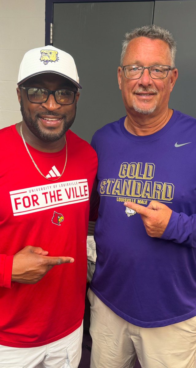 MaleBulldogs's tweet image. 🟪🟨SAT, 4/18/26

🎶Choir sings National Anthem to kick off Thunder.  

🏃🏽‍♀️🏃🏽‍♂️Girls and Boys track both WIN Eastern Relays 🏆🏆

🟥🏈⬛️Athletics hosted Issac Brown (UL All American RB) youth camp.  And I got to catch up with a GREAT alum and Coach in Chris Barclay 😈

#DawgLife