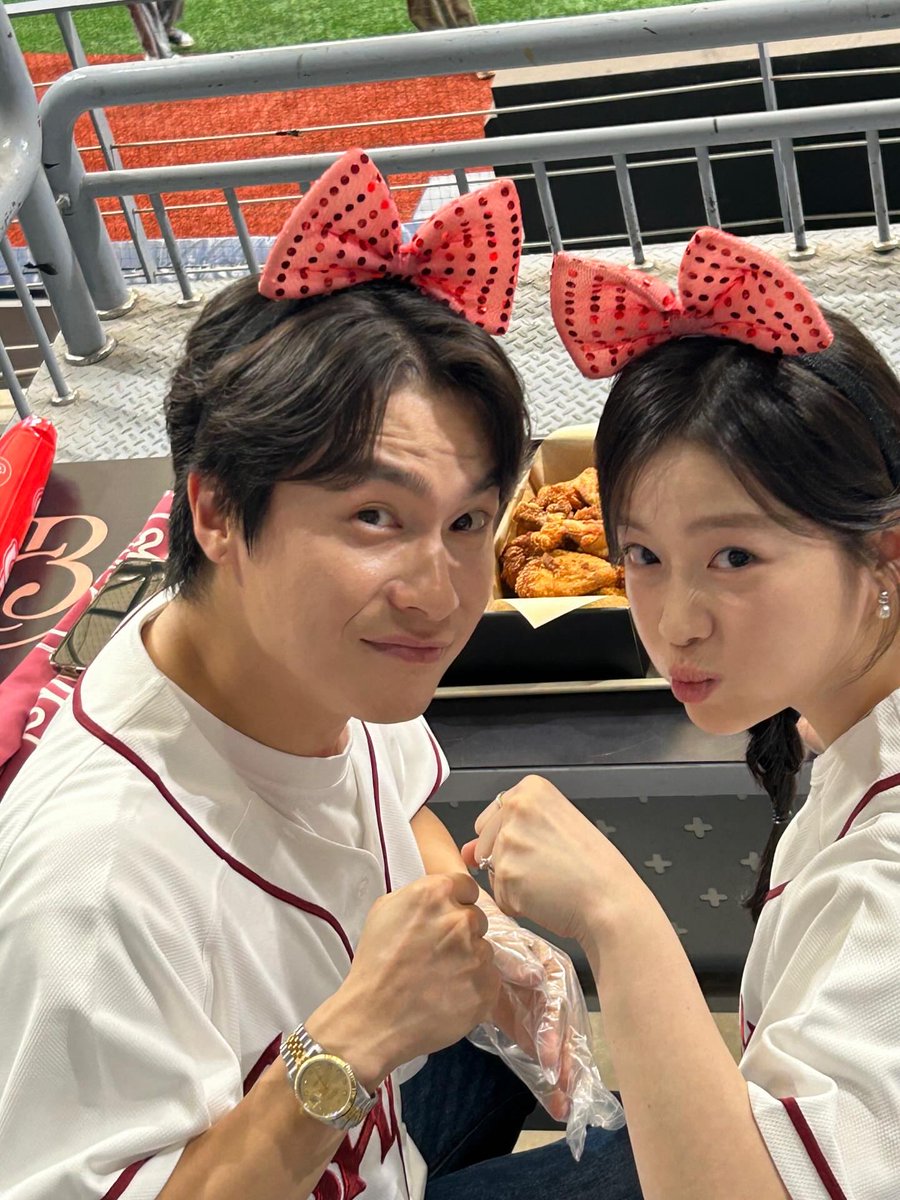 IUstagram tweet media