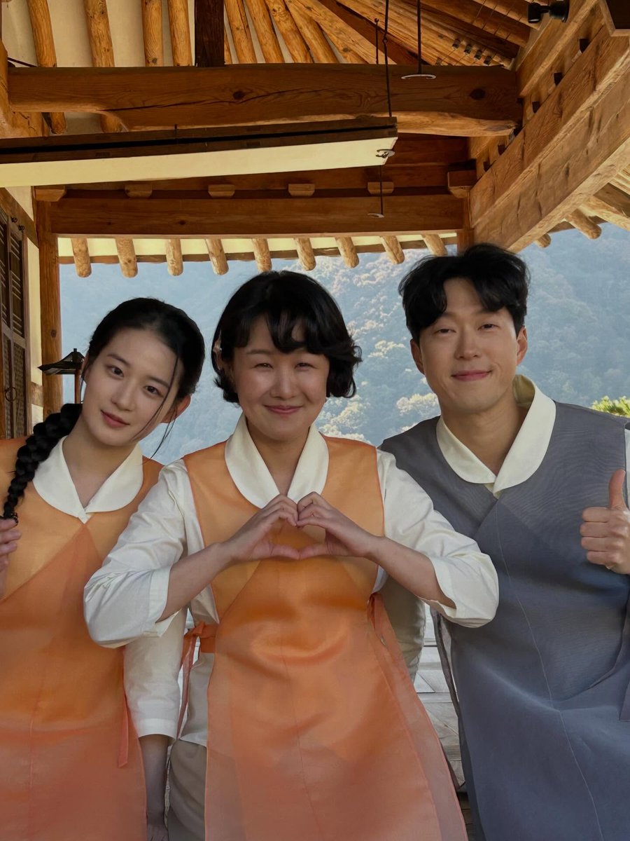 IUstagram tweet media