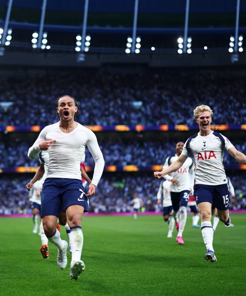 RedDeadSports's tweet image. TOTTENHAM SIGUE EN PUESTOS DE DESCENSO 

Tottenham empata con Brighton, con gol tardío de Georginio Rutter para los del sur de Inglaterra. 

⚪️Tottenham 2-2 Brighton🟡

#PremierLeague #Tottenham #Brighton #Porro #Simons #Mitoma #Rutter