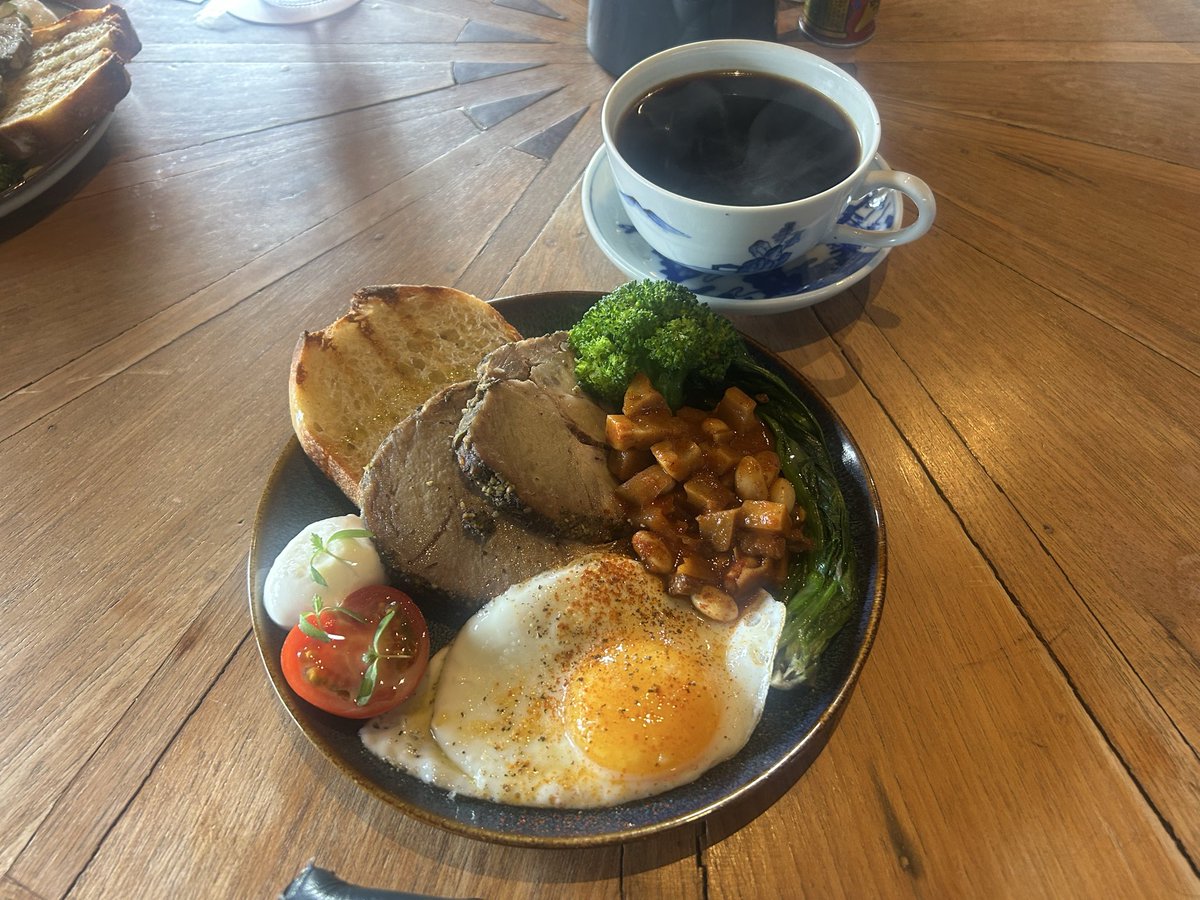 とももーん tweet media